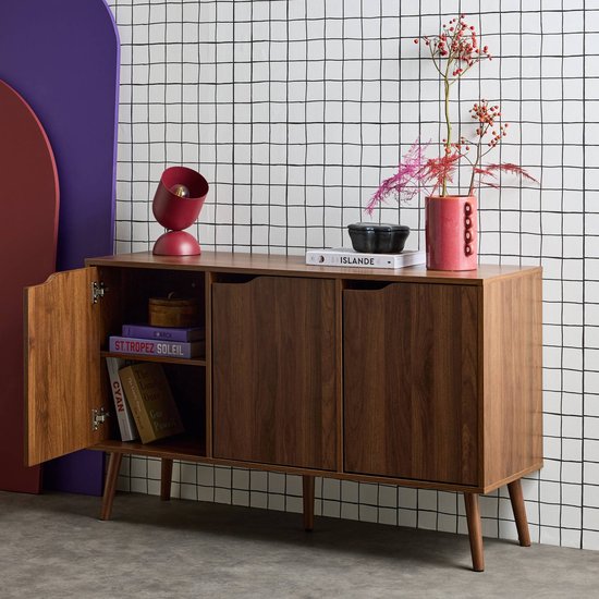 Dressoir van houtdecor met drie deuren, waarvan één open is met boeken erin. Slanke poten.