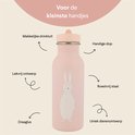 Roze RVS drinkfles met witte konijnenprint, met de tekst 'Voor de kleinste handjes'.