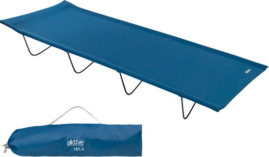 Blauw kampeerbed met een opgevouwen draagtas ernaast.