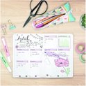 Bullet journal met kalender, doelen en water tracker, naast STABILO swing cool pastel markeerstiften en een etui.