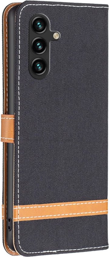 Étui portefeuille en jean noir avec accents en cuir marron, fermé.