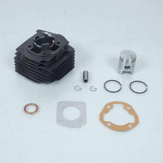 Kit cylindre avec cylindre noir, piston argenté, axe de piston, clips, segments et joints.