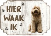 Hier Waak Ik: Australische Labradoodle | Waakbord | Spreukenbord | Hondenras | Hond | Betreden op eigen risico | Pas Op Voor De Hond | Deurbordjes | Bewaker Van Dit Huis