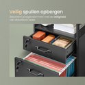 Detail van een open, vergrendelbare lade met documenten en een vergrendelbare lade met spullen.