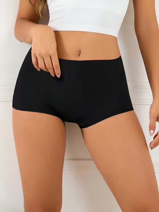 Model draagt een zwarte, naadloze midi short.