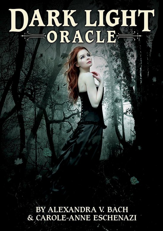 De Dark Light Oracle doos toont een vrouw met rood haar in een zwarte jurk in een donker, mistig bos.
