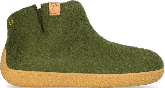 Groene vilten pantoffel-laars met bruine zool en leren label, zijaanzicht.