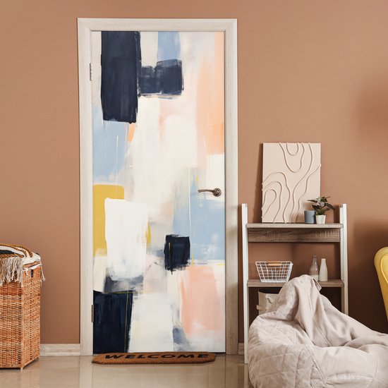 Abstracte deurposter met donkerblauw, lichtblauw, wit, okergeel en perzikkleurige vlakken op een bruinrode muur.