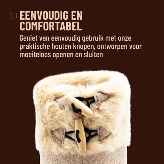 Close-up van de sluiting van beige, laarsachtige pantoffels met bontrand en houten knopen.