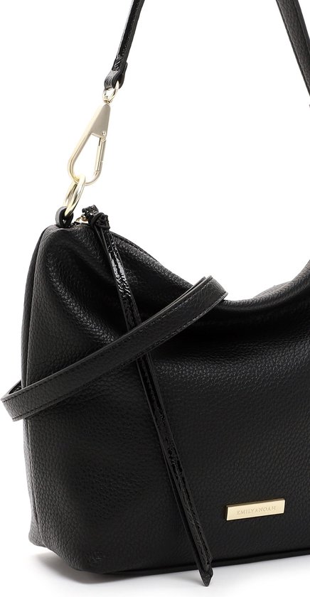 Detailopname van de zwarte tas, nadruk op de goudkleurige clip en het logoplaatje.