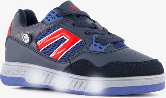 Zijaanzicht van een blauwe sneaker met rode strepen, blauwe accenten, veters en lichtgevende zool.