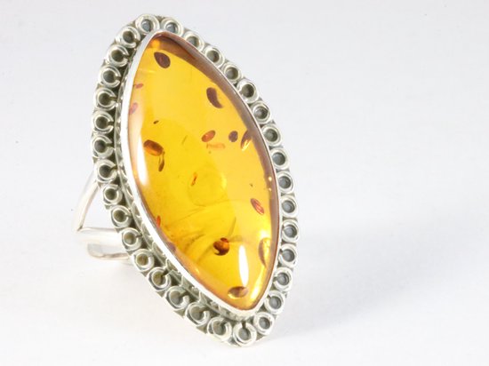 Bague allongée en argent ouvragée avec ambre - taille 19