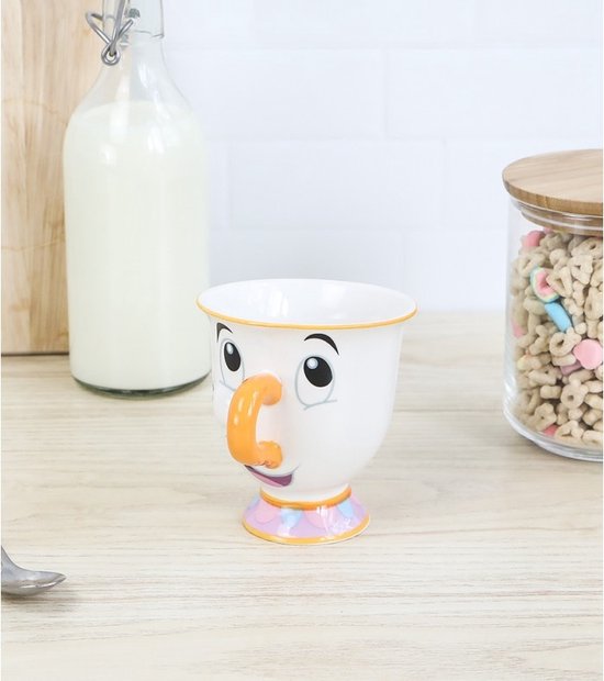 Mug blanc avec le visage de Chip, nez orange et base colorée.