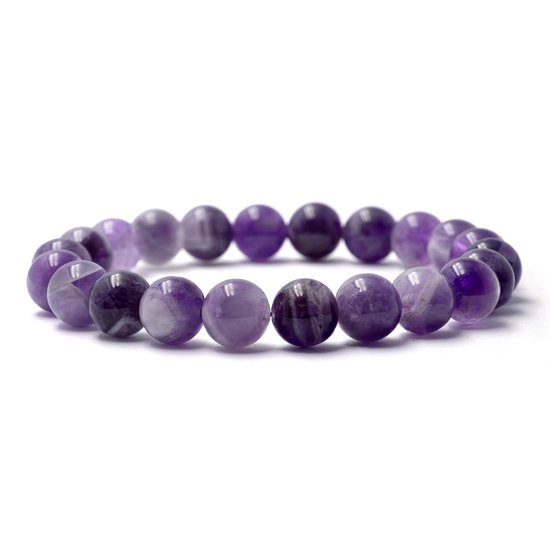 Armband van paarse amethist kralen, geïsoleerd op witte achtergrond.
