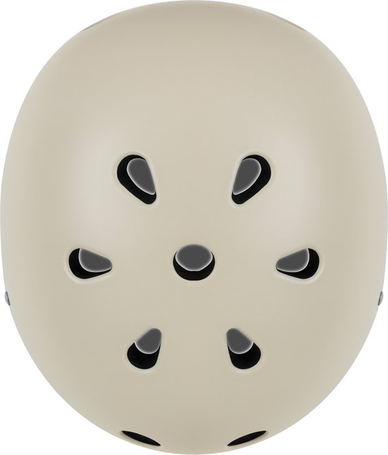 Beige fietshelm met ventilatiegaten, op een witte achtergrond.