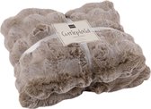 Een opgerolde taupe kleurige plaid met een zacht pluizige textuur en omwikkeld met een lint. De verpakking heeft een label 'Cutieplaid'.