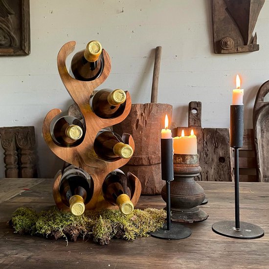 Houten wijnrek voor 6 flessen op tafel met mos en kandelaars.