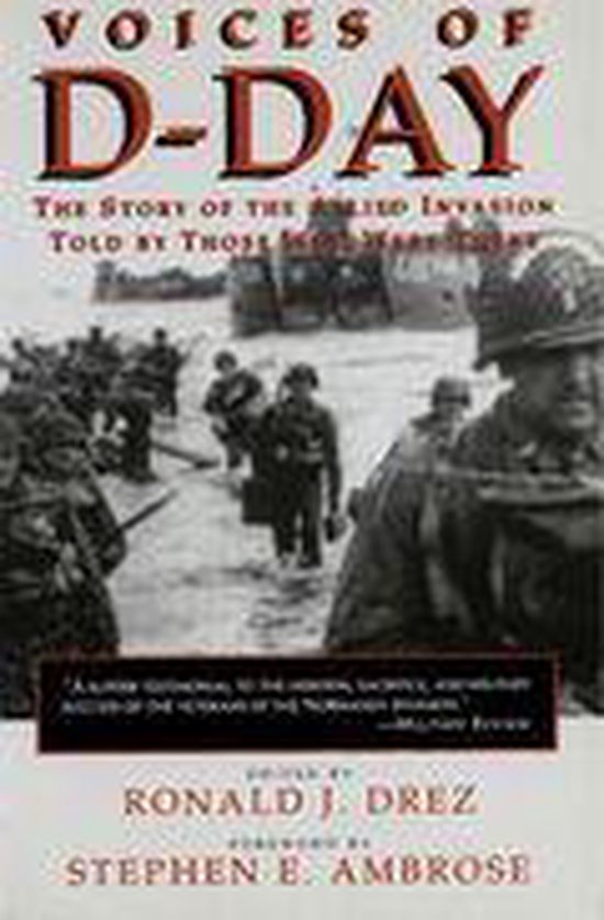 Boekomslag met de titel 'VOICES OF D-DAY' en een afbeelding van soldaten die op D-Day het strand op marcheren.
