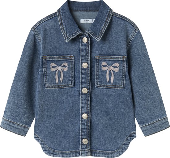 Blauwe denim spijkerjas met twee borstzakjes, beide met een lichtblauwe strik erop geborduurd. De jas heeft zilverkleurige knopen.