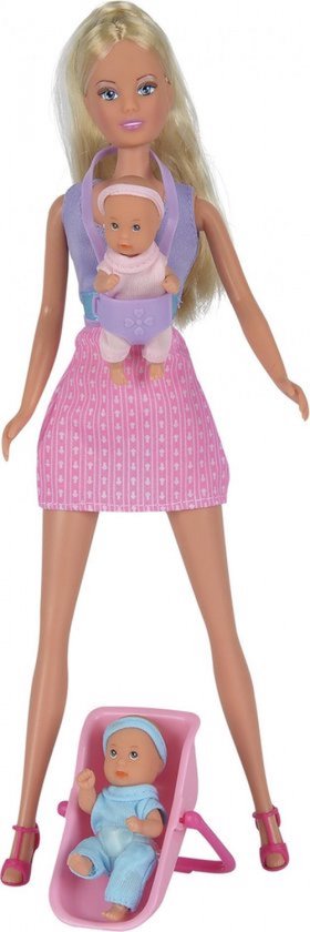 Steffi Love pop met blonde staart, blauwe top en roze rok. Draagt baby in draagzak, houdt roze wieg met baby vast.