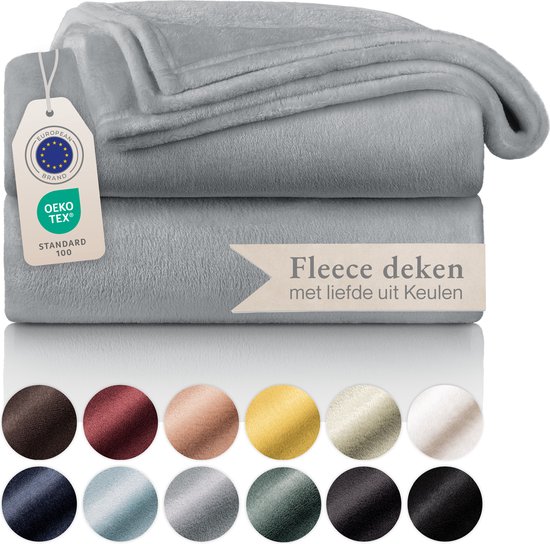 Twee gestapelde grijze Blumtal fleecedekens met OEKO-TEX label.