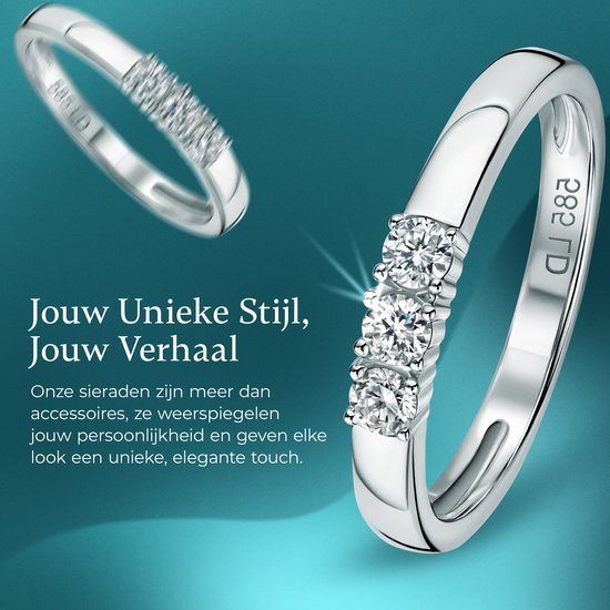 Twee witgouden ringen met drie diamanten. Tekst 'Jouw Unieke Stijl, Jouw Verhaal'.