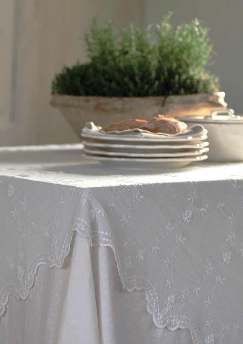 Tafelkleed / Tafellaken | Victoria - Geborduurde Voile - Vierkant - Gebroken Wit - 180x320 cm