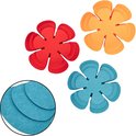 Drie bloemvormige panbeschermers in oranje, rood en blauw. Inzet toont details van blauwe panbeschermers.
