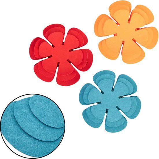 Drie bloemvormige panbeschermers in oranje, rood en blauw. Inzet toont details van blauwe panbeschermers.