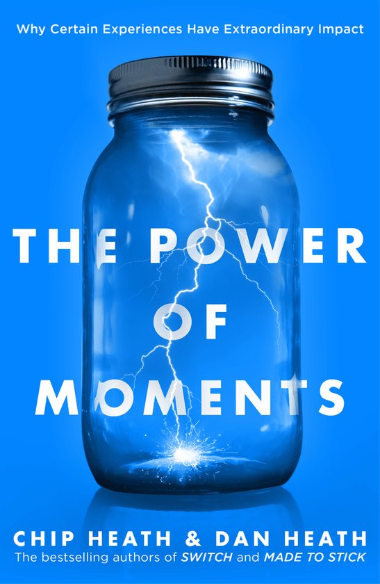 Couverture du livre 'The Power of Moments' avec un bocal en verre sur fond bleu, contenant un éclair.
