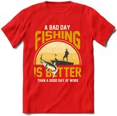 A Bad Day Fishing - Vissen T-Shirt | Geel | Grappig Verjaardag Vis Hobby Cadeau Shirt | Dames - Heren - Unisex | Tshirt Hengelsport Kleding Kado - Rood - XL