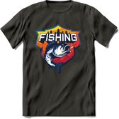 Fishing - Vissen T-Shirt | Grappig Verjaardag Vis Hobby Cadeau Shirt | Dames - Heren - Unisex | Tshirt Hengelsport Kleding Kado - Donker Grijs - M