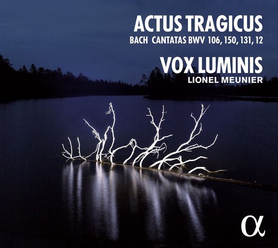 Albumhoes met de titel "ACTUS TRAGICUS BACH CANTATAS BWV 106, 150, 131, 12 VOX LUMINIS LIONEL MEUNIER" boven een drijvende, verlichte boomstam op donker water.