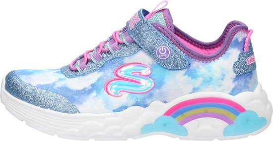 Blauwe, witte en roze kindersneaker met regenboog en wolkendessin, glitters en striksluiting.