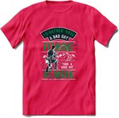 A bad Day Fishing - Vissen T-Shirt | Groen | Grappig Verjaardag Vis Hobby Cadeau Shirt | Dames - Heren - Unisex | Tshirt Hengelsport Kleding Kado - Roze - XL