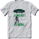 A bad Day Fishing - Vissen T-Shirt | Groen | Grappig Verjaardag Vis Hobby Cadeau Shirt | Dames - Heren - Unisex | Tshirt Hengelsport Kleding Kado - Licht Grijs - Gemaleerd - S