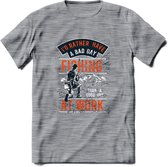 A bad Day Fishing - Vissen T-Shirt | Oranje | Grappig Verjaardag Vis Hobby Cadeau Shirt | Dames - Heren - Unisex | Tshirt Hengelsport Kleding Kado - Donker Grijs - Gemaleerd - XXL