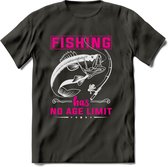 Fishing Has No Age Limit - Vissen T-Shirt | Roze | Grappig Verjaardag Vis Hobby Cadeau Shirt | Dames - Heren - Unisex | Tshirt Hengelsport Kleding Kado - Donker Grijs - M