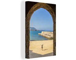 Canvas Schilderij Lopen over het strand van Cefalù, Sicilië - 40x60 cm - Wanddecoratie