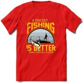 A Bad Day Fishing - Vissen T-Shirt | Geel | Grappig Verjaardag Vis Hobby Cadeau Shirt | Dames - Heren - Unisex | Tshirt Hengelsport Kleding Kado - Rood - S