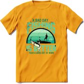 A Bad Day Fishing - Vissen T-Shirt | Aqua | Grappig Verjaardag Vis Hobby Cadeau Shirt | Dames - Heren - Unisex | Tshirt Hengelsport Kleding Kado - Geel - XXL
