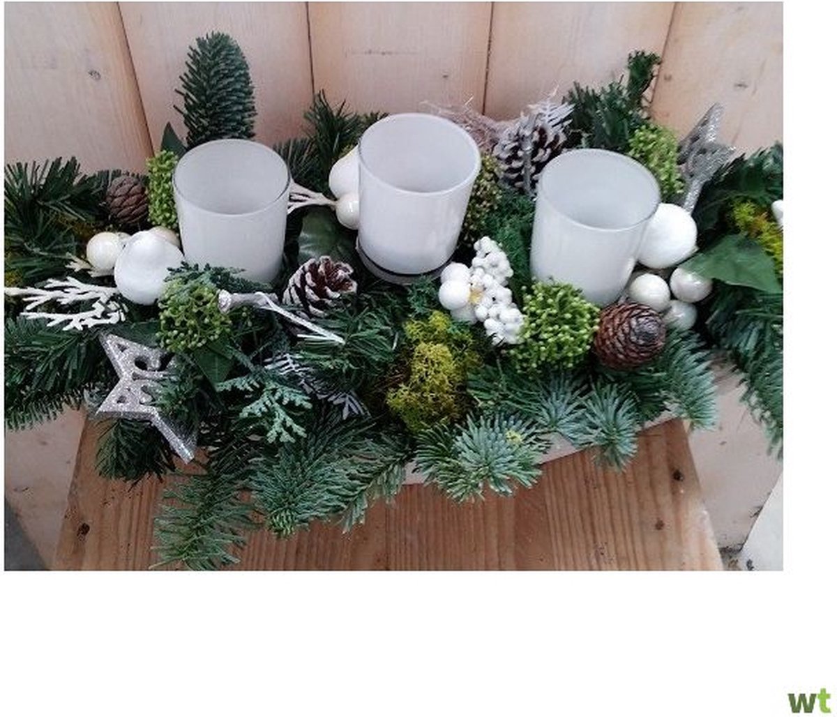 Kerststukje 'Sint-Petersburg' Wit-Zilver met drie theelichtjes lang