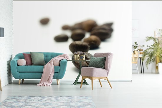 Papier peint vinyle - Photo en profondeur d'une rangée de grains de café sur fond blanc largeur 450 cm x hauteur 300 cm - Tirage photo sur papier peint (disponible en 7 tailles)