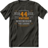 44 Jaar Legend T-Shirt | Goud - Zilver | Grappig Verjaardag Cadeau | Dames - Heren | - Donker Grijs - M