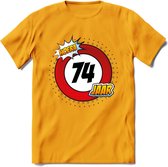 74 Jaar Hoera Verkeersbord T-Shirt | Grappig Verjaardag Cadeau | Dames - Heren | - Geel - XL