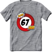 67 Jaar Hoera Verkeersbord T-Shirt | Grappig Verjaardag Cadeau | Dames - Heren | - Donker Grijs - Gemaleerd - 3XL
