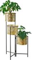 Drielaagse plantenstandaard met twee groene planten in messingkleurige, opengewerkte potten.