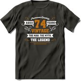 74 Jaar Legend T-Shirt | Goud - Wit | Grappig Verjaardag en Feest Cadeau Shirt | Dames - Heren - Unisex | Tshirt Kleding Kado | - Donker Grijs - 3XL