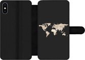 Bookcase Geschikt voor iPhone XS telefoonhoesje - Wereldkaart - Hooi - Bruin - Met vakjes - Wallet case met magneetsluiting