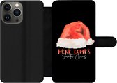 Bookcase Geschikt voor iPhone 13 Pro telefoonhoesje - Kerst - Kerstman - Quotes - Spreuken - Here comes Santa Claus - Met vakjes - Wallet case met magneetsluiting